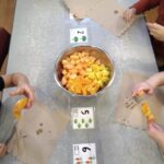 Beach party : on enfile des morceaux de fruits pour se faire des brochettes!