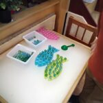 Beach party : bulles et poissons pour travailler la motricité fine.