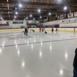 Les enfants vont patiner à l'aréna.